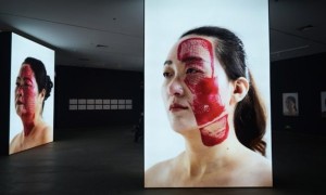 50张带鞋印的脸，《痕迹》杨烨炘艺术展引争议